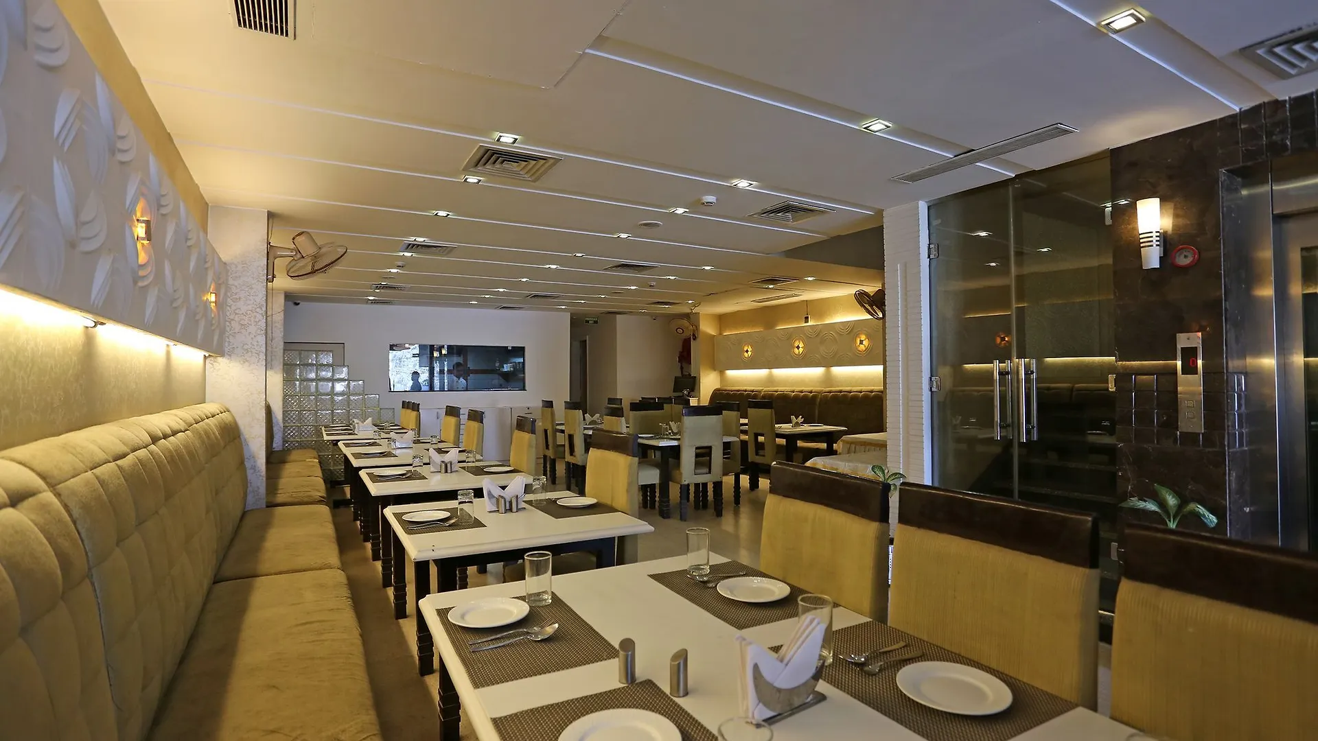 Oyo 10965 Emblem Hotel Gurgaon India