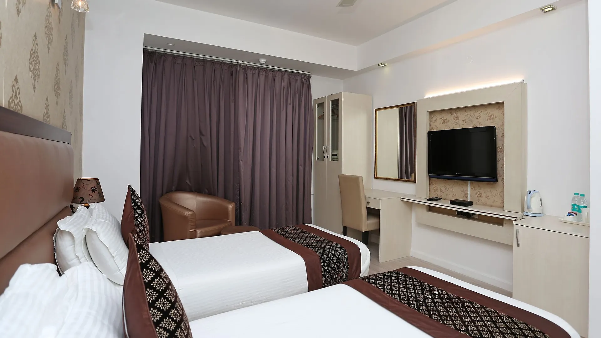 Oyo 10965 Emblem Hotel Gurgaon 3*,