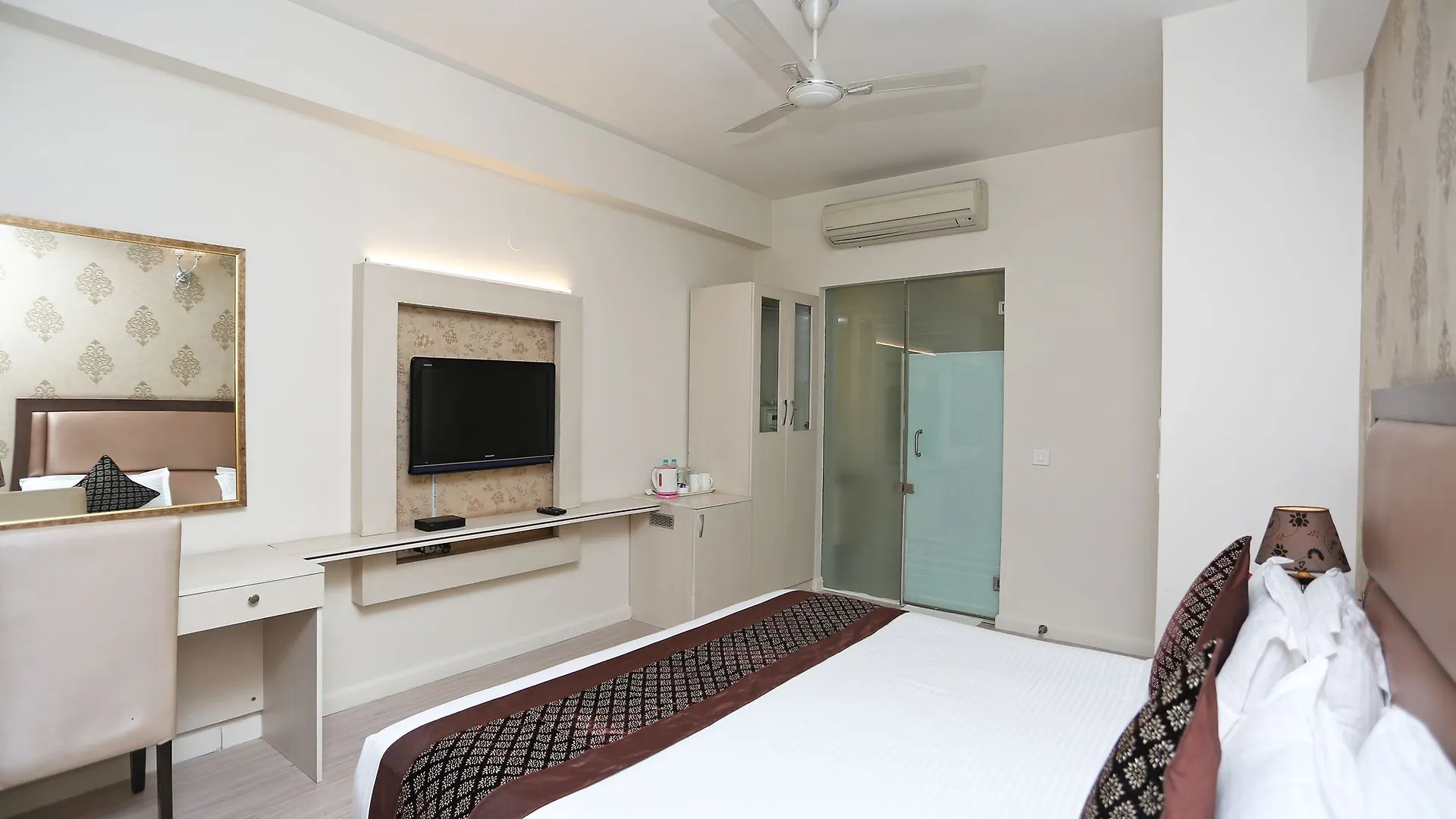 Oyo 10965 Emblem Hotel Gurgaon