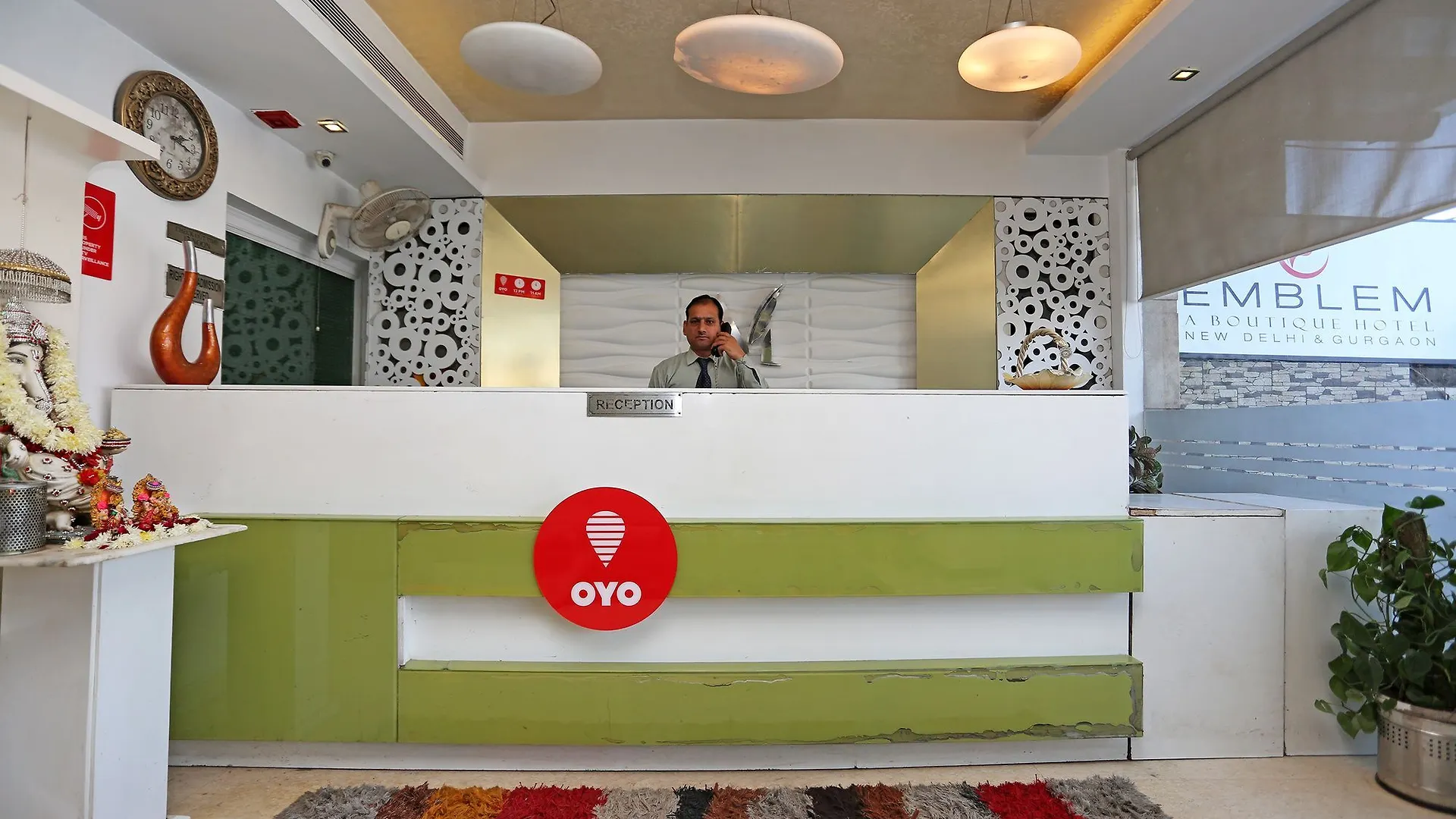 Oyo 10965 Emblem Hotel Gurgaon
