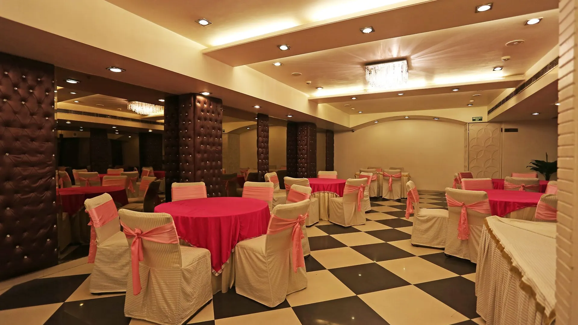 Oyo 10965 Emblem Hotel Gurgaon